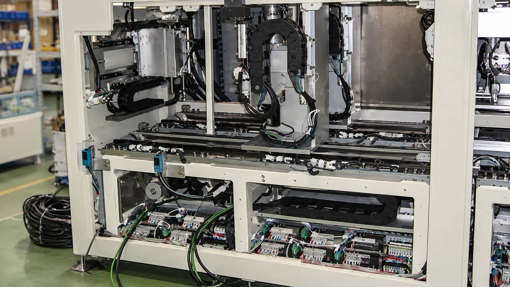 半導体搬送装置（カセット搬送コンベア）の実機写真